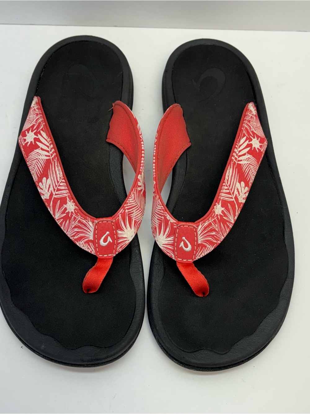 OluKai 'Ohana Women's Sandals Size 8.5 Lehua Flower Onyx Red Flip Flop Beach - Picture 2 of 7